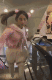 国产扶梯摸手 搞笑视频,国产搞笑视频带你笑翻全场